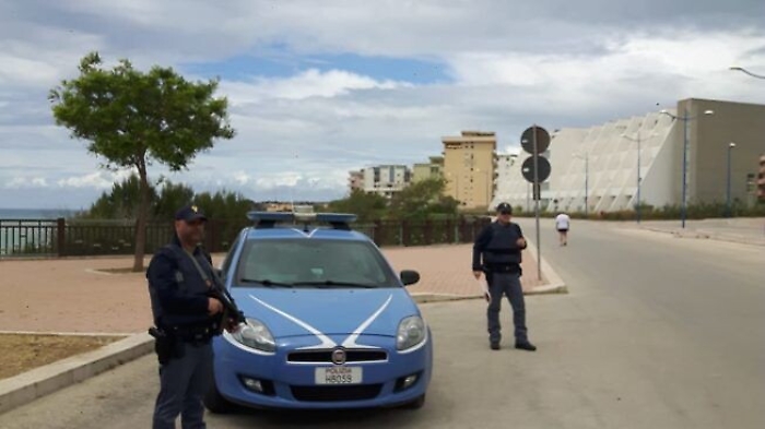 Coronavirus, era in quarantena, ma i poliziotti lo pizzicano al supermercato