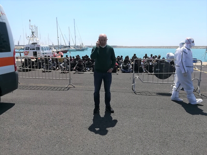 Pozzallo, gommone con 100 migranti approdato nel porto