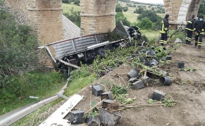 Ragusa, autista finisce con il camion in una scarpata: è grave