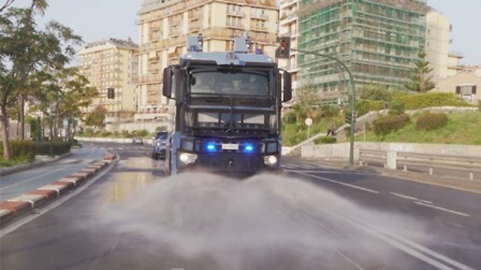 Catania, uomini e mezzi della polizia per sanificare le strade della città