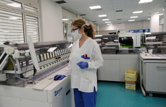 Coronavirus, dall'aria alle superfici le diverse vie del contagio