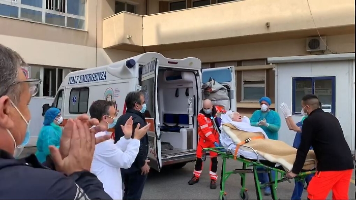 Messina, a cento anni è guarita dal coronavirus: festa grande al Policlinico