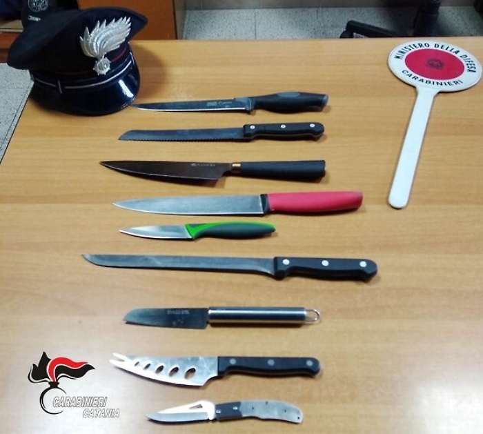 Gravina, fermato dai carabinieri con 9 coltelli: "Sono un cuoco"