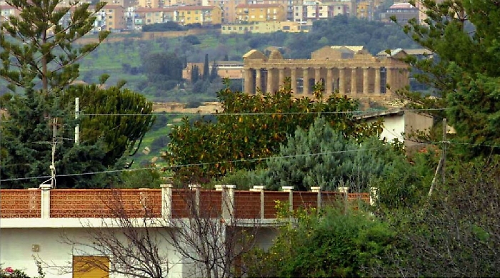 Abusi nella Valle dei Templi: niente multe a chi costruì prima del 1985