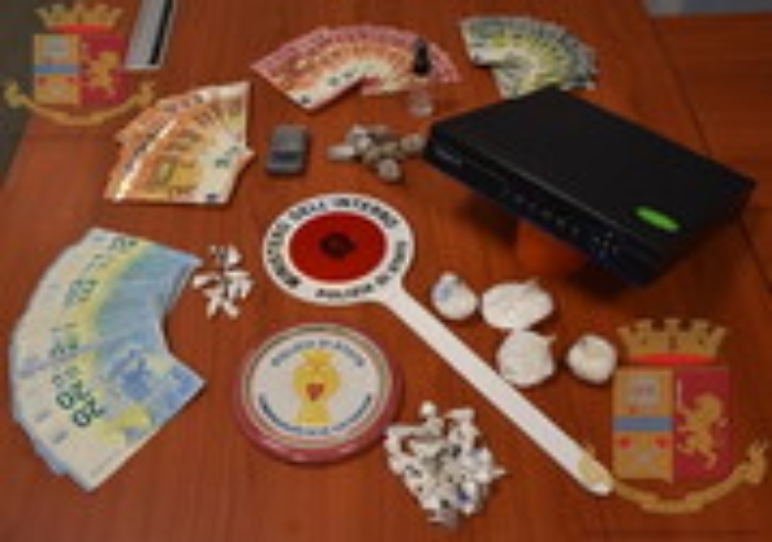 Caltagirone, eroina e cocaina nascoste e in auto e nel bidone dell'immondizia