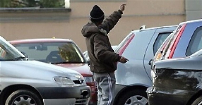 Catania, posteggiatore abusivo a 82 anni: denunciato