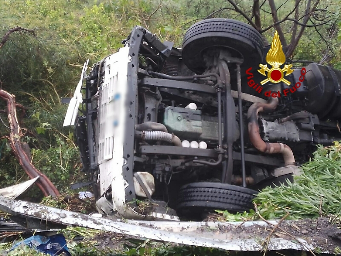 Autocisterna carica di ossigeno si ribalta sulla A18: ferito l'autista