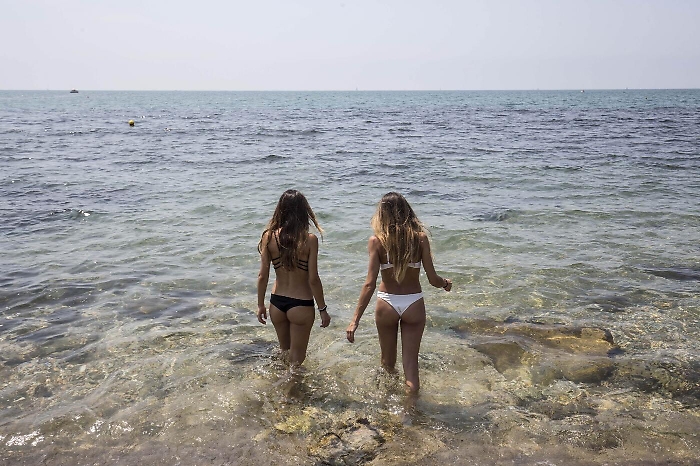 Coronavirus, chi abita al mare potr&agrave; fare il bagno