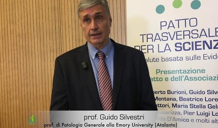 Il virologo Silvestri "bacchetta" l'Oms:  «Il rischio di una seconda infezione per ora è solo teorico»