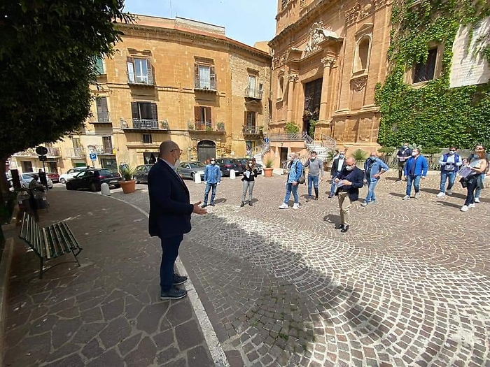 Coronavirus, esercenti di Agrigento appendono le chiavi dei propri negozi in un cancello dinanzi al comune
