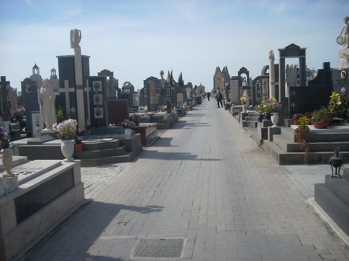 Adrano: "Riapre il cimitero ma la sanificazione a quando?"