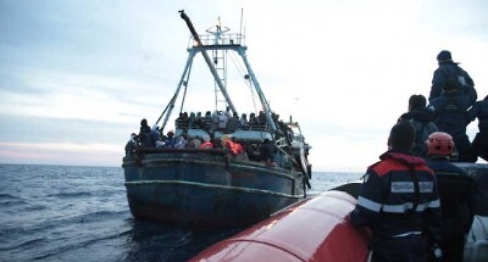 Tre sbarchi a Lampedusa in 24 ore: migranti dormono sul molo