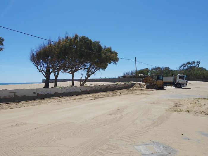 La Plaia si prepara per l'estate: lavori di pulizia per v. Kennedy e spiagge libere