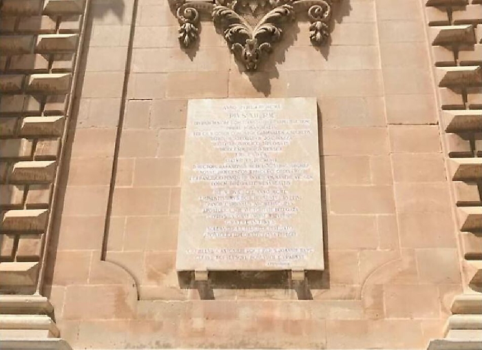 La lapide che ricorda l'istituzione della diocesi il 6 maggio del 1950