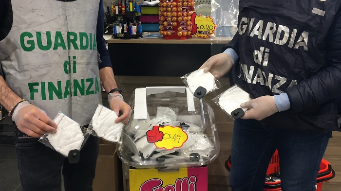 San Giovanni la Punta, sequestrat dalla GdF abiti e mascherine non regolari