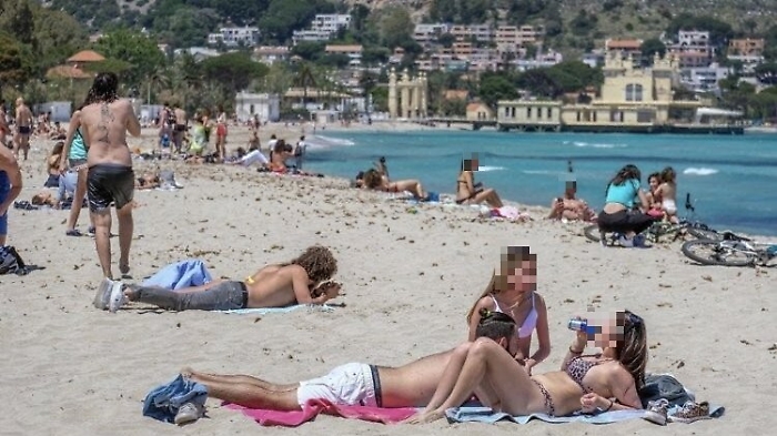 Coronavirus, l'ira del sindaco Orlando: «Chiudo spiagge e spazi pubblici»