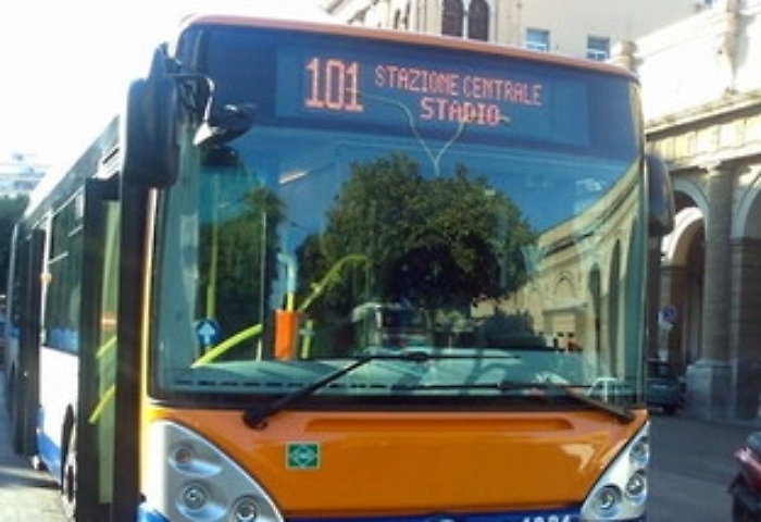 Bus troppo pieno, l'autista gli chiede di scendere e lui gli dà un pugno
