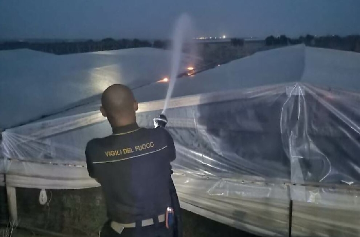 Caldo e incendi in Sicilia da Palermo a Ragusa: evacuate abitazioni