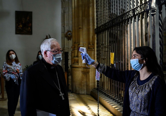 Riprendono le messe: milioni di fedeli in attesa, anche dal Papa appello alla responsabilità