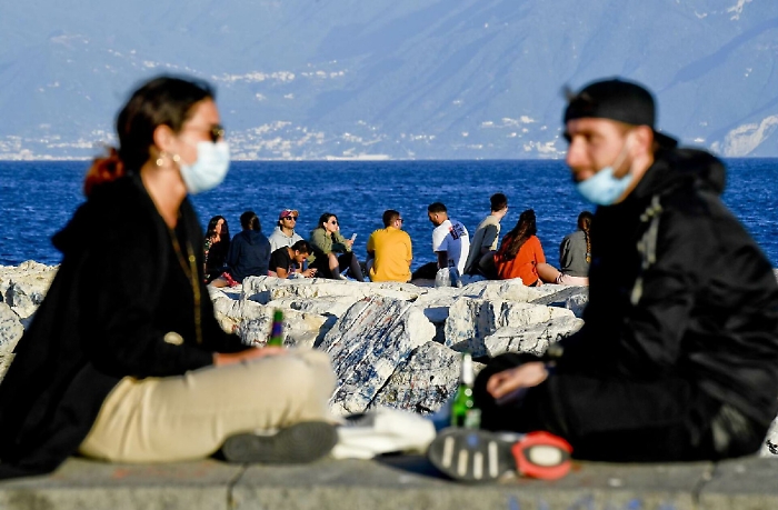 Dai viaggi al mare, tutte le regole in vigore da domani: no assembramenti