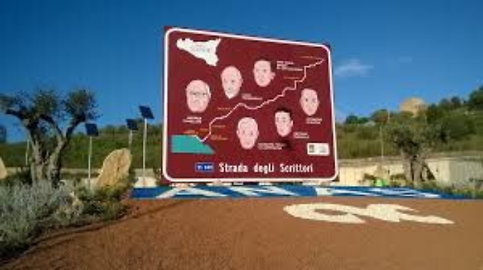 Strada degli Scrittori: contromano investe un'auto e fugge