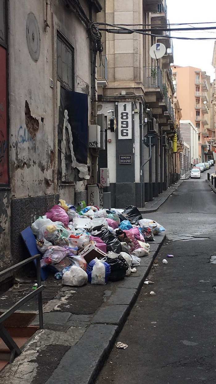 Catania invasa dai rifiuti:  "Non possiamo continuare a pagare per gli errori degli altri"