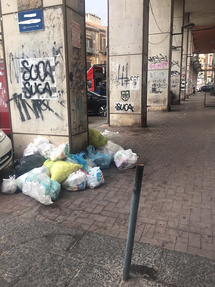 Catania invasa dai rifiuti: largo Rosolino Pilo