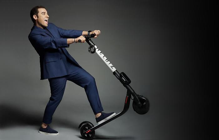 Le ombre siciliane di Mr. Palella da Acireale, che col monopattino ha stregato il mondo