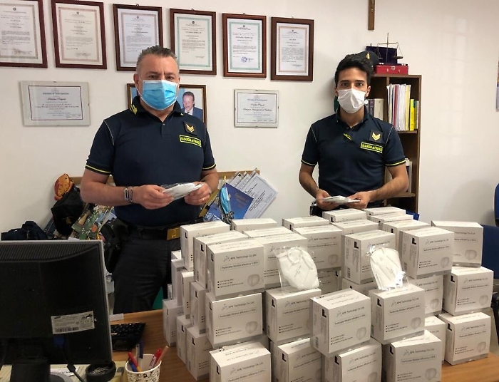 Palermo, azienda produceva e vendeva mascherine Ffp2 non conformi