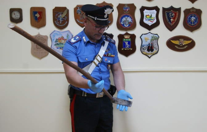 Colpo di zappa al cane e poi lo seppellisce vivo: denunciato 85enne nel Messinese