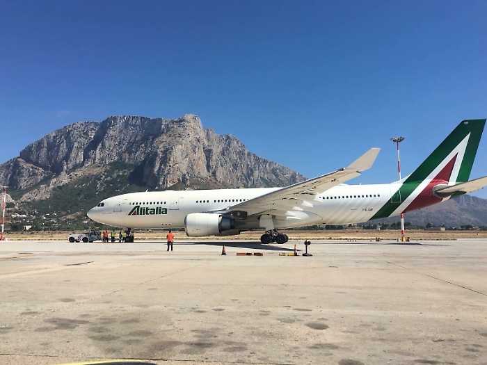 Il pannicello caldo di Alitalia: 4 voli in più per la Sicilia