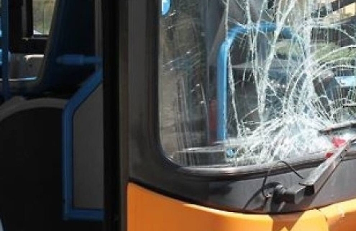 Librino: danneggia autobus e da in escandescenze contro autista Amt
