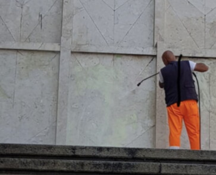 Catania, operai del Comune ripuliscono Largo Paisiello