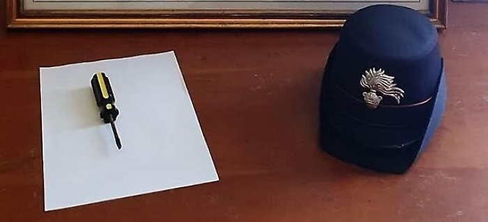 Giarre, stalking e minacce col cacciavite al barista: arrestato