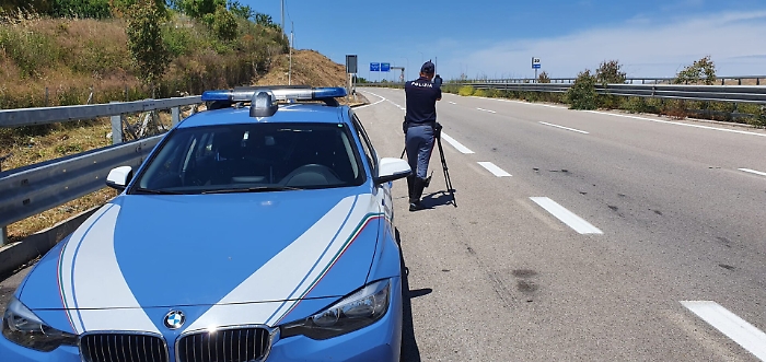 A oltre 200 km/h lungo la Statale 640, ma il Telelaser  della Polizia lo inchioda