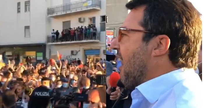 Salvini nel Messinese a migranti sul balcone: &laquo;Sicilia ha bisogno di turisti paganti, non di voi&raquo;