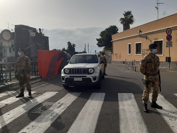 San Giovanni li Cuti, minacciava giovani con un coltello: fermato dall'Esercito