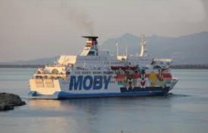 Migranti, tampone negativo, autorizzato il trasbordo sulla Moby Zaza di 211 persone