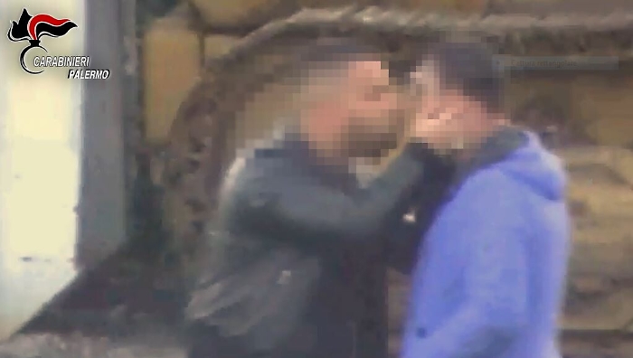 Mafia, il bacio in bocca del boss al gregario
