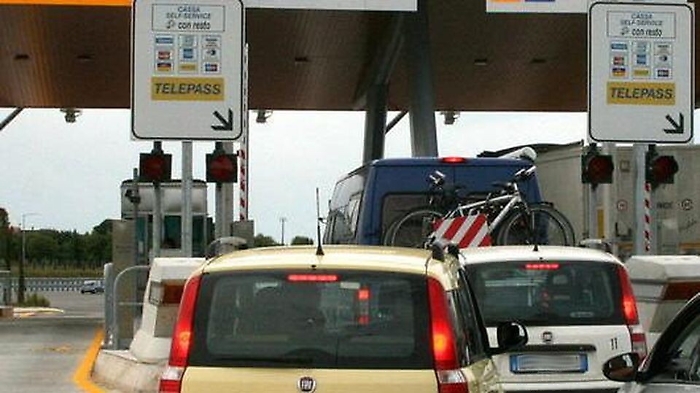 Catania, al casello in un'ora 49 multe ai furbetti della corsia Telepass