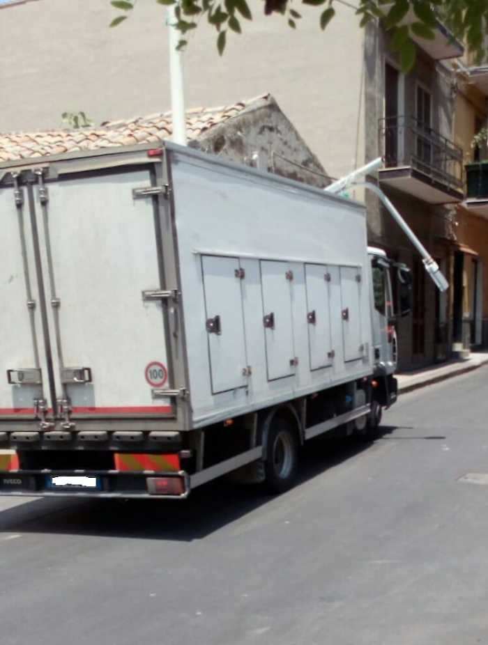 Adrano: camion abbatte palo della pubblica illuminazione