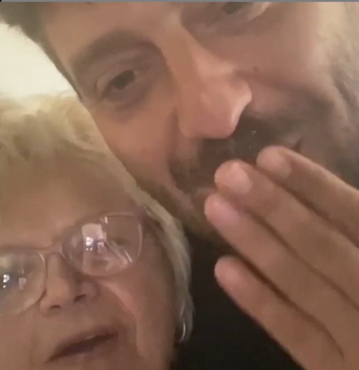 Cremonini travolto da polemiche social per nome alla colf. Ma lei dice: «Noi ci amiamo»