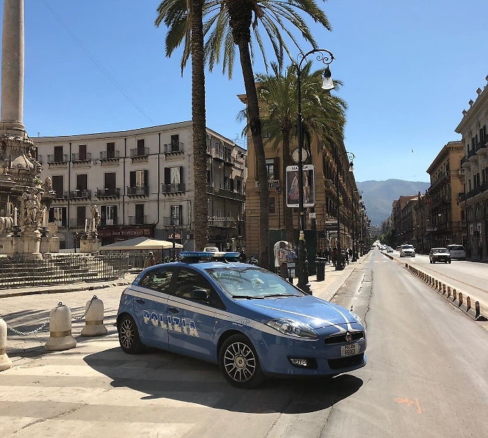 Palermo, tenta di rubare auto vicino al commissariato: arrestato
