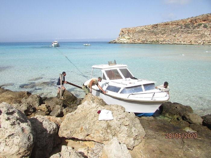 Lampedusa, effettuata la rimozione di una barca utilizzata per uno sbarco