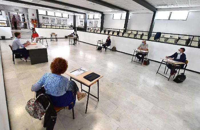 Come mantenere le distanze a scuola?  Parlano gli insegnanti: «Ci vuole la bacchetta magica»