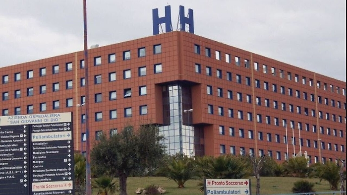 Coronavirus, all'ospedale senza mascherina, sfiorata la rissa