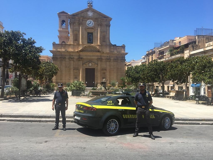 Ambulanti abusivi col reddito di cittadinanza da 30 mila euro