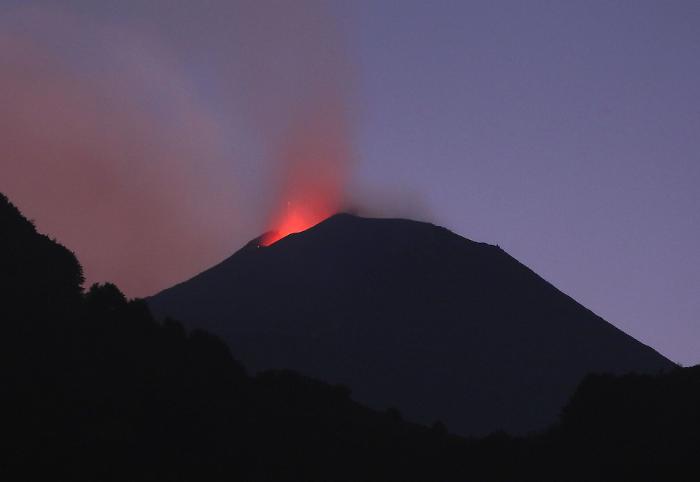 Etna, continua eruzione dal Nuovo Cratere di Sud-Est