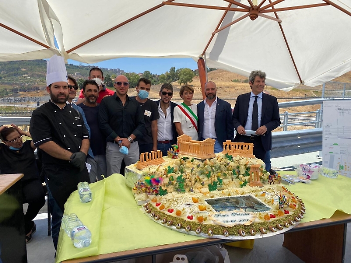 Una maxi torta di 70 kg per l'inaugurazione del ponte Petrusa