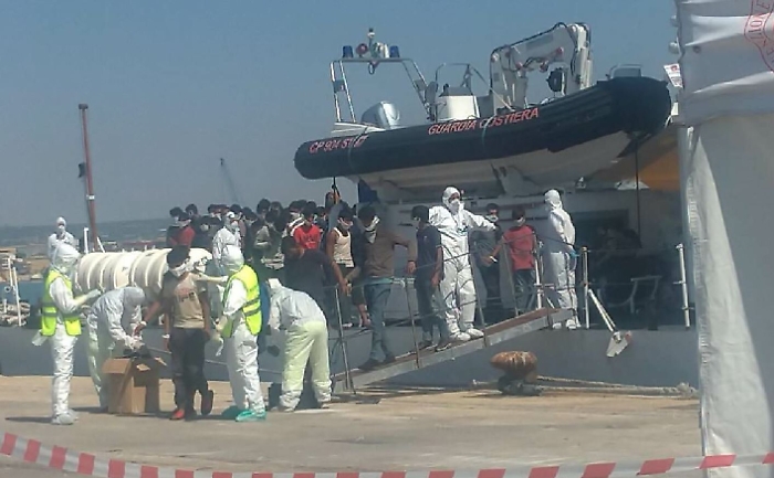Migranti, 11 risultati positivi al Covid tra i 60 sbarcati a Pozzallo